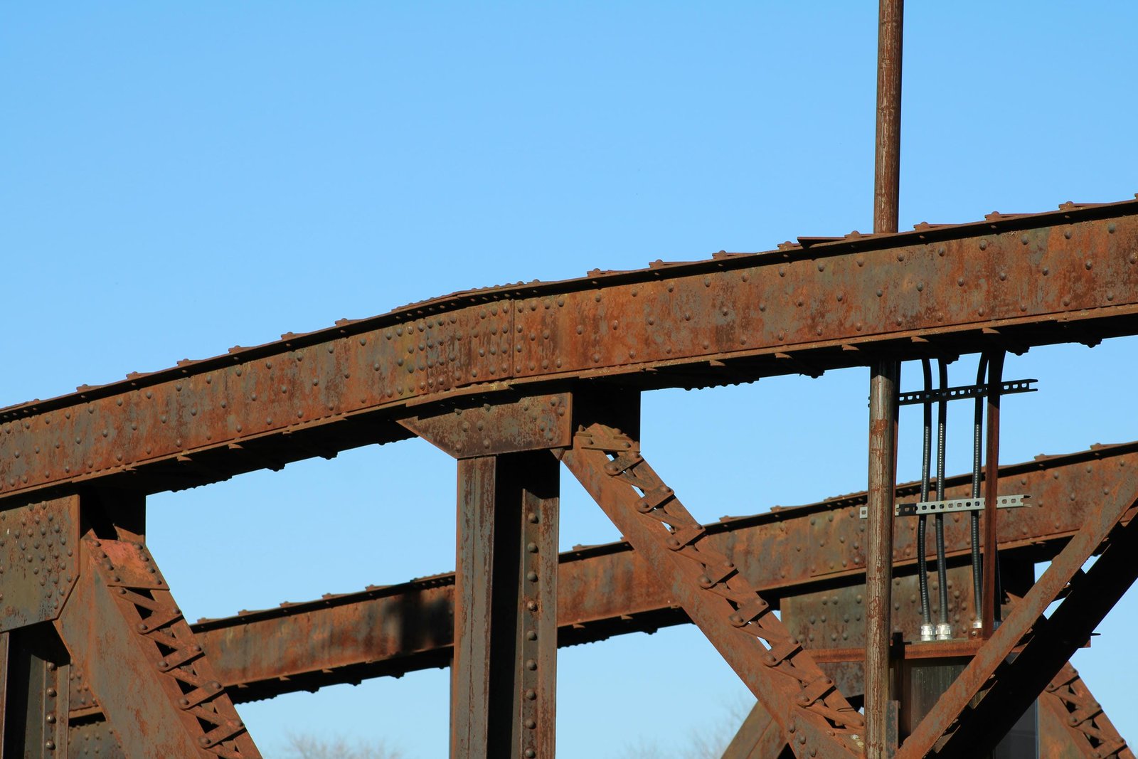 Upper connection at center of span